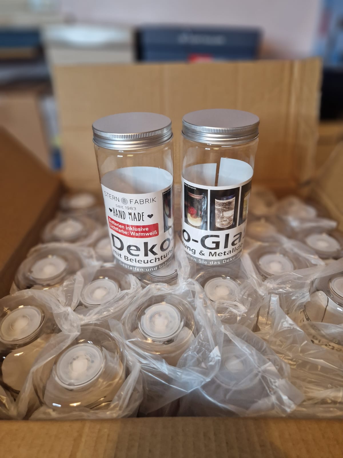 Deko Glas - Kunststoffgefäß - mit Beleuchtung und Metalldeckel 24 Stück